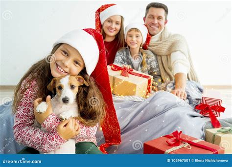 Familia Que Celebra La Navidad Imagen De Archivo Imagen De Padre