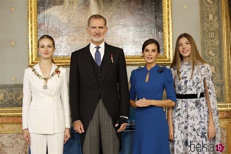 Foto Oficial De La Familia Real Tras La Entrega Del Collar De La Orden