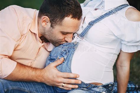 Vientre Embarazada De Abrazo Y Que Se Besa Del Hombre Feliz De La