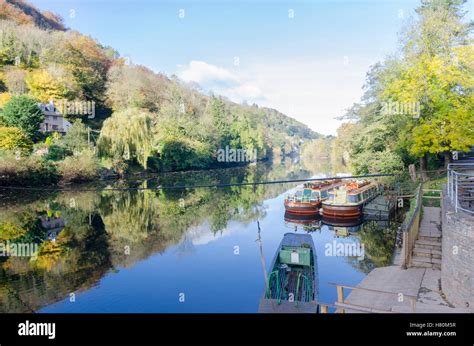 Embarcaciones de recreo amarradas en el río Wye en Symonds Yat East en