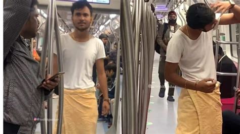 Viral Video Man Travels In Delhi Metro Wearing A Towel Leaves