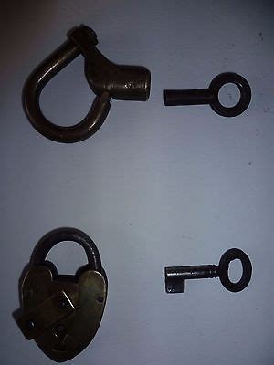 2 Cadenas anciens 1 en bronze Ã visser l autre laitonet fer forgÃ Ã