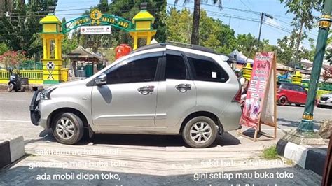 Mobil Parkir Sembarangan Di Depan Toko Hingga Tutup Akses Jalan