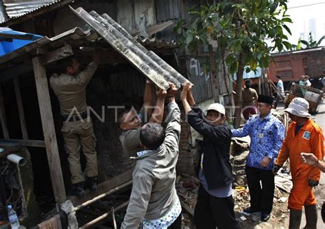 Penertiban Bangunan Antara Foto