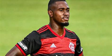 Vendido por 2 6 milhões zagueiro campeão deixa o Flamengo