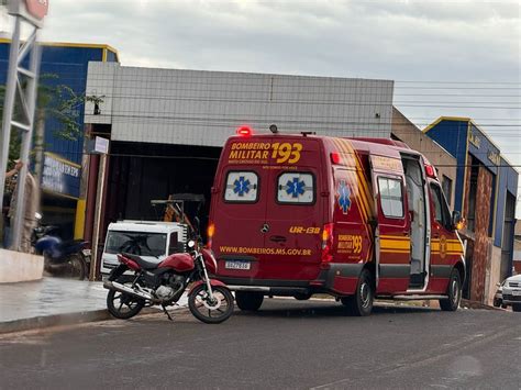 Condutor de carro foge após atingir motociclista em cruzamento de Nova