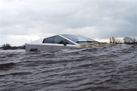 Wade Mode Le Cybertruck Fait Son Premier Bain Et Termine Avec Une