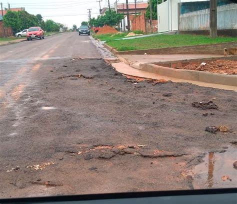 Asfalto esfarela após quarta chuva forte na avenida 1º de Maio e deixa