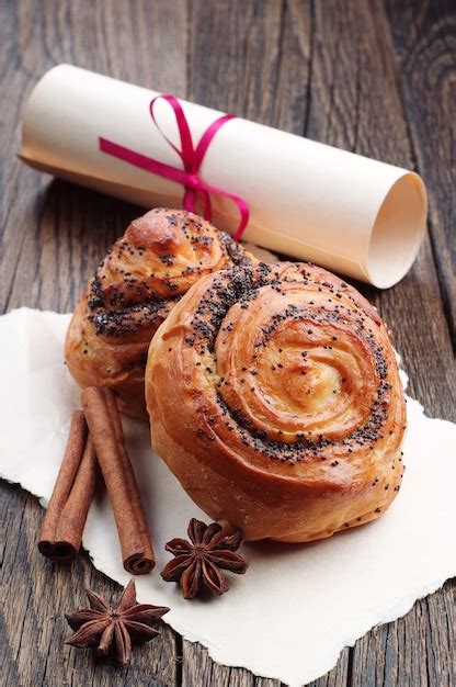 Bollos Con Semillas De Amapola Y Rollo De Papel Atado Con Una Cinta