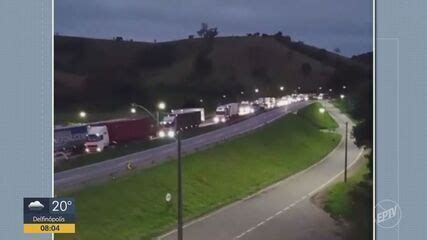 Carreta Bate Em Canteiro Central Pega Fogo E Congestiona A Rodovia