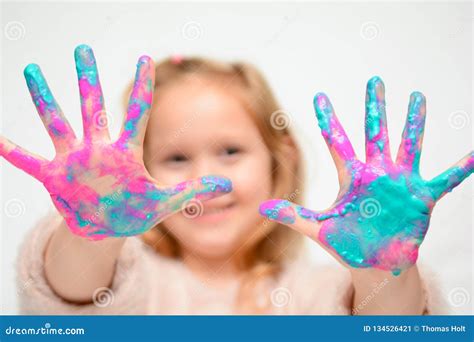 L Enfant Heureux Jouant Avec La Peinture La Fille A La Peinture Sur