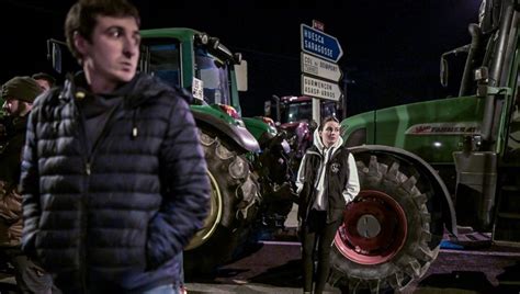 Col Re Des Agriculteurs Huit Autoroutes Autour De Paris Bloqu Es De