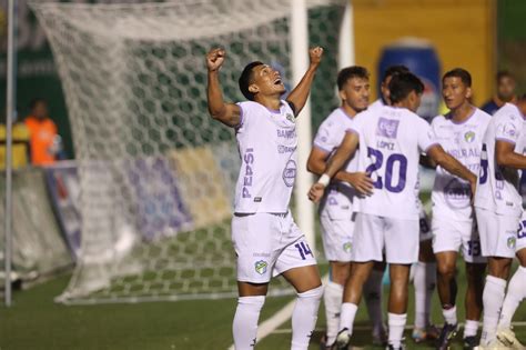 Rafa Morales le da el triunfo a Comunicaciones y hunde más a Achuapa en