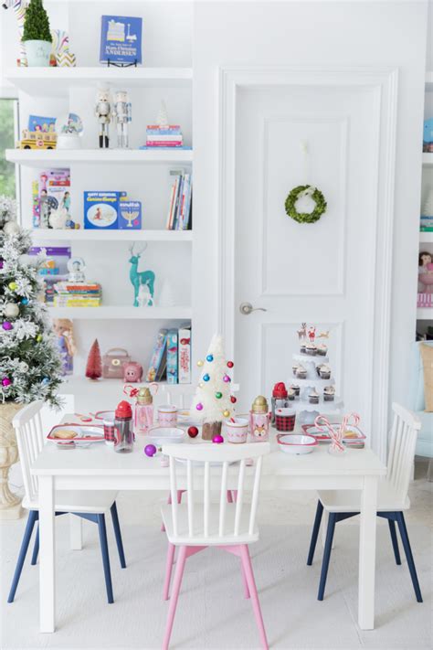 The Cutest Kids Table for your Christmas Celebration - Fashionable Hostess