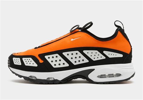 Une Nike Air Max Sndr Safety Orange Au Look Flashy Le Site De La Sneaker