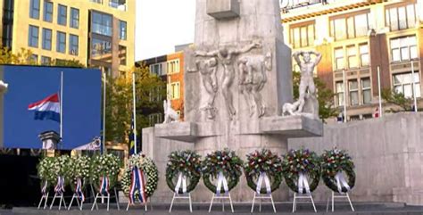 Man Jat Alle Bloemen En Kransen Voor Dodenherdenking En Staat VOL Op Camera