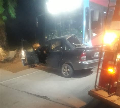 Las Heras Quiso Esquivar A Un Perro Choc Su Auto Contra Un Colectivo