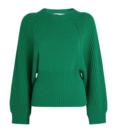 Rania di Giordania vola in Irlanda il suo maglione verde smeraldo è da