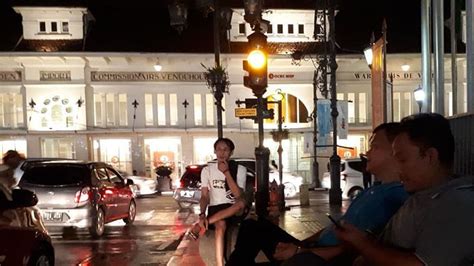 jalan braga bandung  malam hari seputar jalan