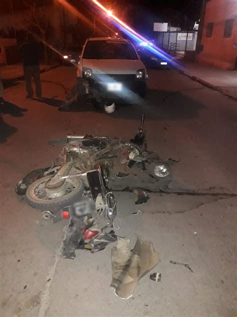 Un motociclista terminó con politraumatismos tras chocar con una camioneta