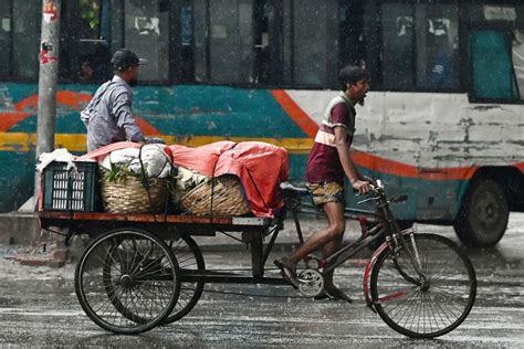 （外代一线）孟加拉国：雨中达卡 腾讯新闻