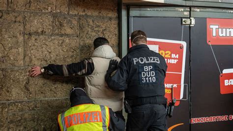 Waffenverbot Im Hamburger Hauptbahnhof Bundespolizei Im Gro Einsatz