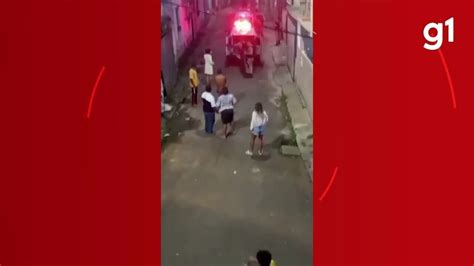 V Deo Confus O Entre Pm E Moradores Registrada No Bairro Vila