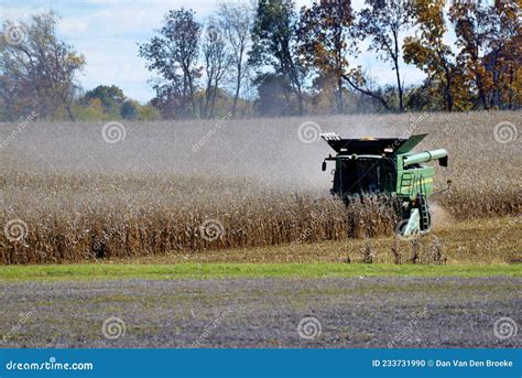 John Deere Combine Harvesting Corn Editorial Image - Image of harvest, harvesting: 233731990