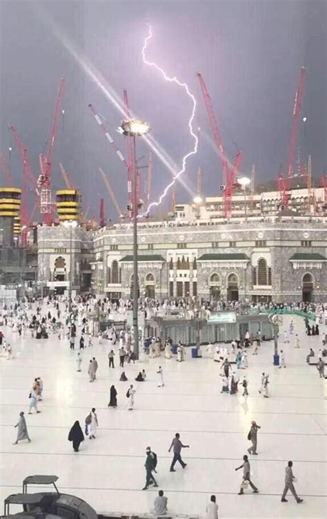 Mecca S Grand Mosque Crane Collapse Leaves People Dead Daily Mail