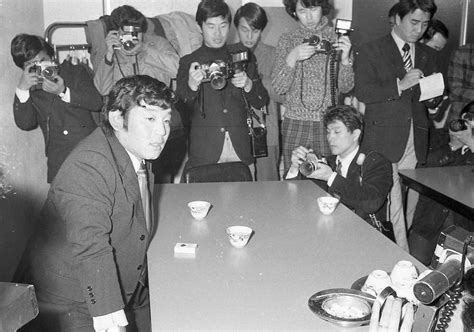 1976年7月31日、阪神対巨人戦の2回2死一塁、巨人・吉田の捕前邪飛を田淵とブリーデン（左）がゆずりあって捕れず。直後に2ランを打たれる ― スポニチ Sponichi Annex 野球