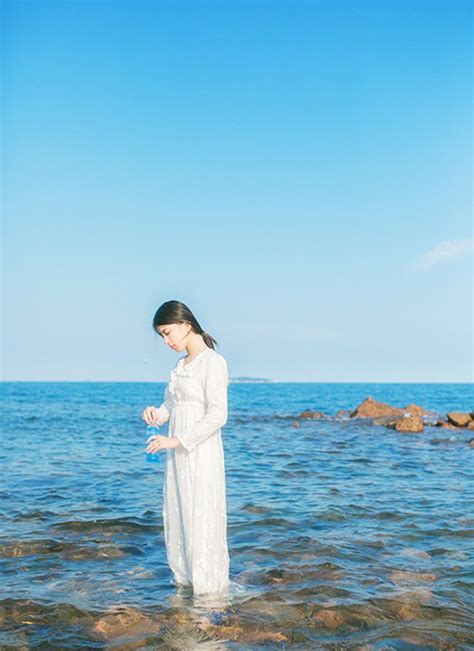 白纱裙美女赤脚漫步海边浪漫写真 白纱裙 赤脚 写真 新浪新闻