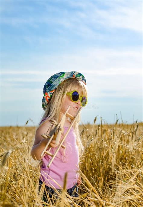 Bambina Sveglia In Cappello Variopinto Ed Occhiali Da Sole Fotografia