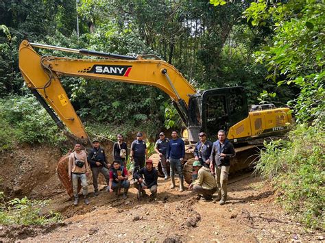 Warga Hadang Polisi Amankan Alat Berat Dari Lokasi Tambang Emas Ilegal