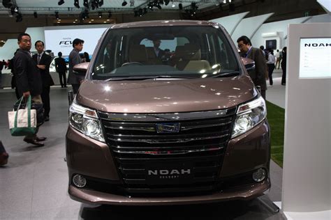 Toyota Noah technical specifications and fuel economy