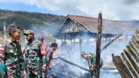 Personel Kodim 1714 Puncak Jaya Bantu Warga Padamkan Kebakaran Ruko Di