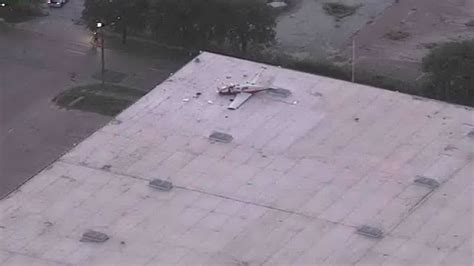 Small Plane Crash Lands On Warehouse Roof Abc7 Chicago