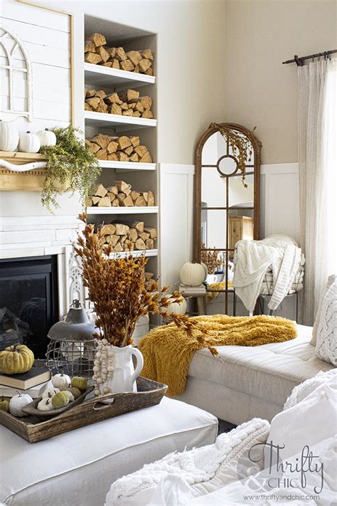 Gorgeous Ways To Decorate Your Living Room With Rich Fall Colors