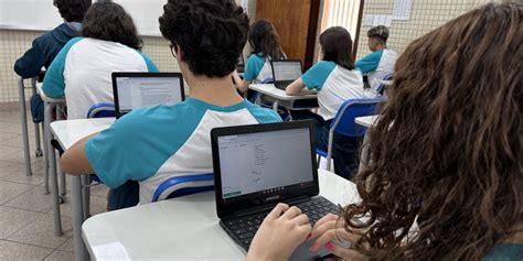 Escolas investem na capacitação de educadores para orientar o uso