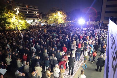 Unes Persones Exigeixen L Alliberament Dels Presos Pol Tics Des