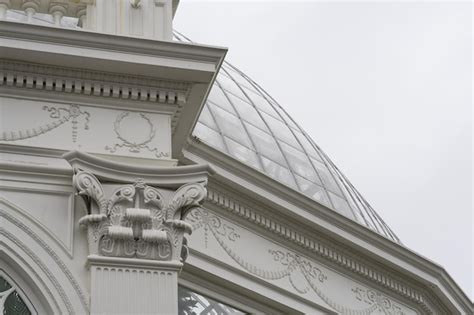 Una cúpula de cristal en un edificio con una gran cúpula en la parte