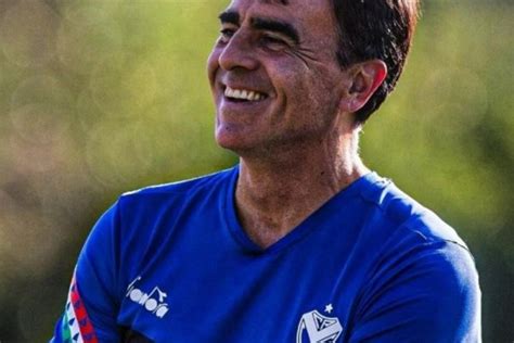 El DT de Vélez le contestó a Scaloni tras su comentario Es muy