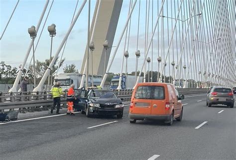 Utrudnienia na moście Rędzińskim we Wrocławiu Samochód osobowy uderzył