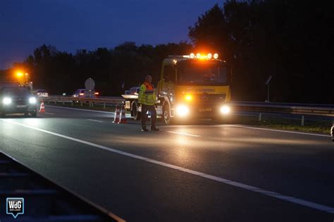 Bestelauto Met Aanhanger Tolt Tegen Middengeleider Op A Bij Maarheeze