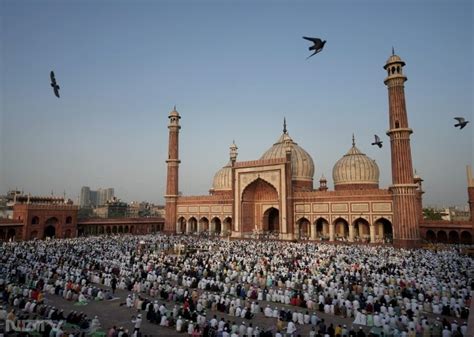 तस्वीरें देशभर में ईद उल अजहा की धूम गले मिलकर मुबारकबाद देते दिखे लोग