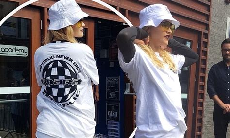 Rita Ora Exposes Her Slender Pins In Tiny Hot Pants Daily Mail Online