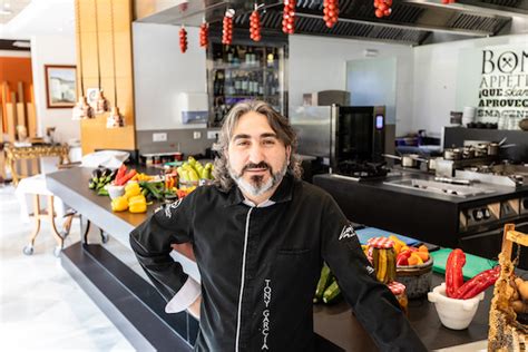 El Chef Tony Garc A Encargado Del Men Festivo De D A De Reyes En