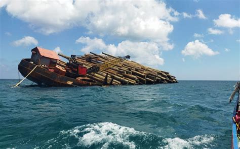 Kapal Tongkang Angkut 3 565 Kubik Kayu Dihantam Ombak Netranews