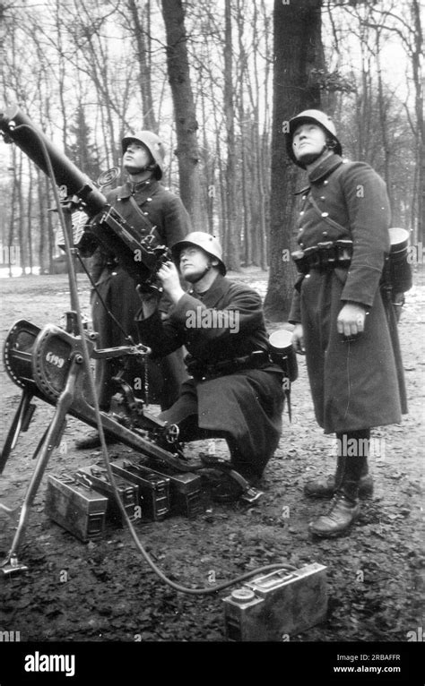 Nazi Germany AA machine gun crew ww2 Stock Photo - Alamy