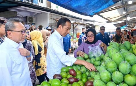 Presiden Cek Langsung Harga Kebutuhan Pokok Di Pasar Rogojampi