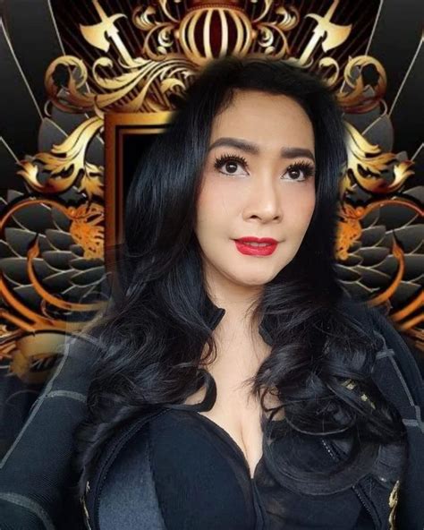 8 Potret Ury Kartha Istri Romy Rafael Yang Awet Muda Di Usia Kepala 4